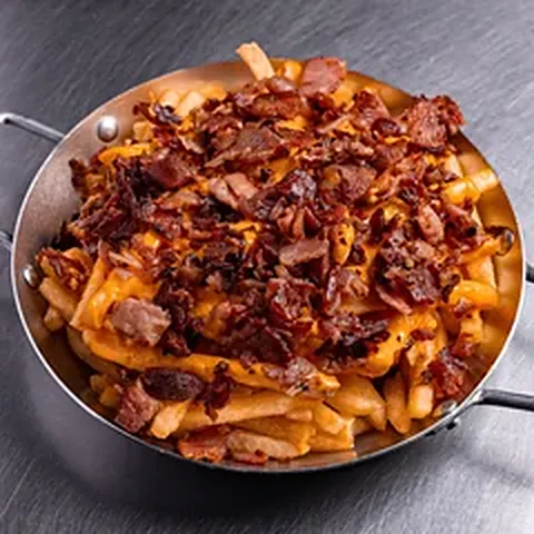 Batata Cremosa com cheddar e bacon servida na panelinha