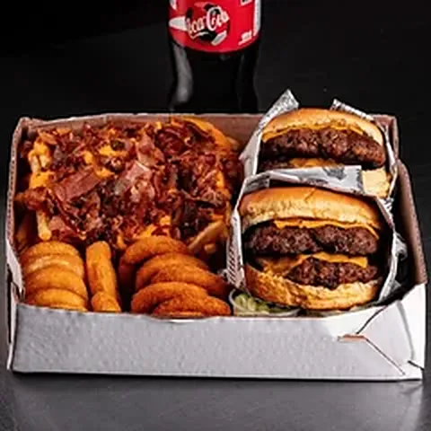 Box Costela com dois lanches, fritas com bacon, anéis de cebola e Coca-Cola 600ml