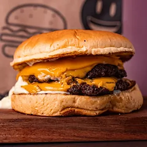 Burgão do Léo Tradicional com hambúrguer duplo e cheddar no pão brioche