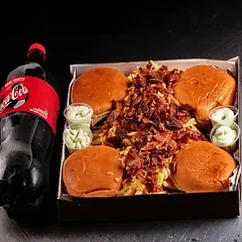 Combo Mas Que Barbaridade Tchê com quatro lanches, fritas com bacon e Coca-Cola 2L