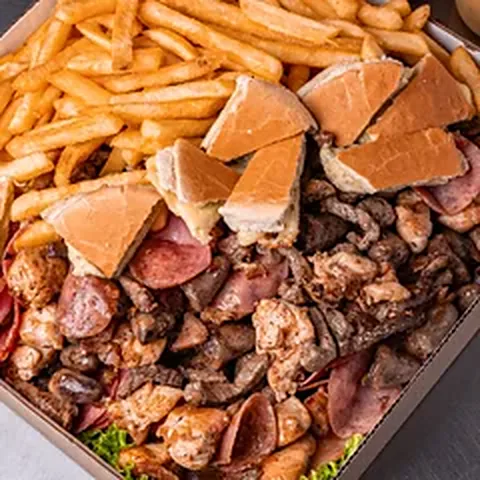 Picadão Bagual com fritas, pão de queijo e carnes picadas
