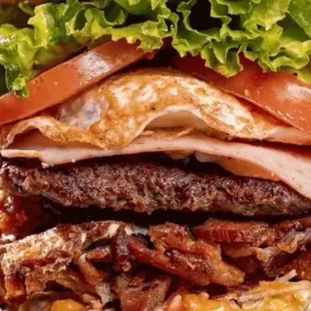 X Abagualado com hambúrguer caseiro, bacon crocante, ovo, presunto, tomate e alface